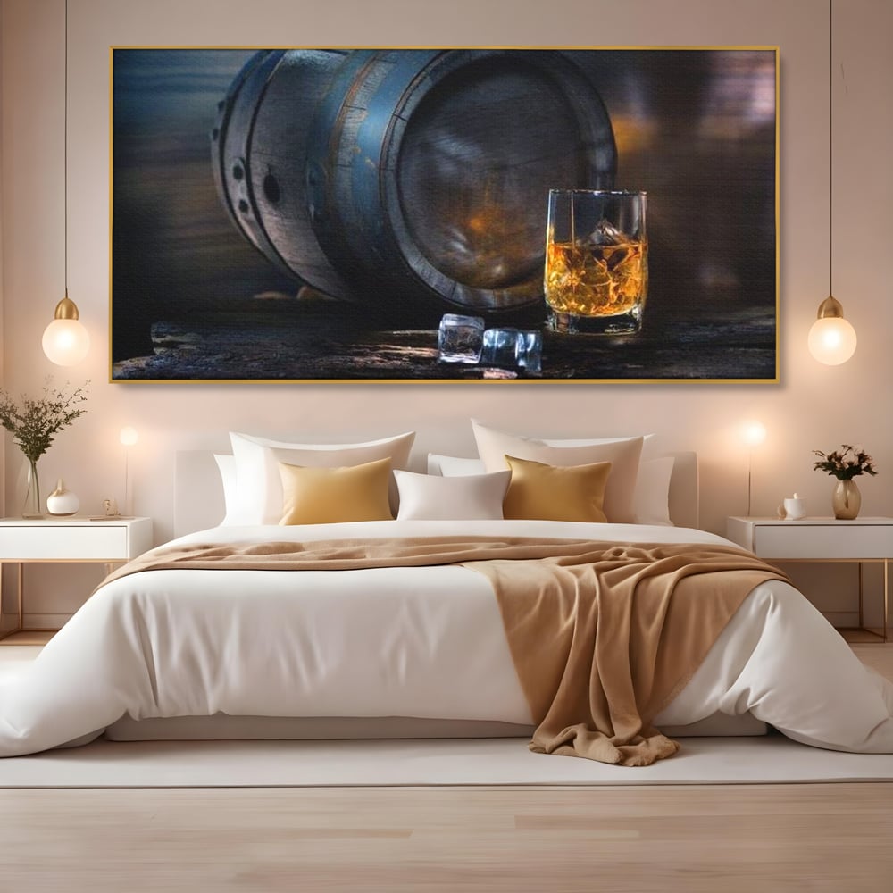 Tablou canvas cu tablou canvas cu butoi de whisky si pahar cu gheata, in rama de aluminiu auriu, pe perete intr-un dormitor